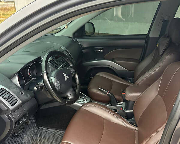 Сірий Міцубісі Аутлендер, об'ємом двигуна 2.36 л та пробігом 380 тис. км за 10000 $, фото 9 на Automoto.ua