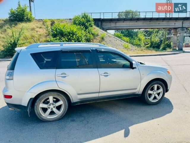 Серый Мицубиси Аутлендер, объемом двигателя 3 л и пробегом 188 тыс. км за 10000 $, фото 3 на Automoto.ua
