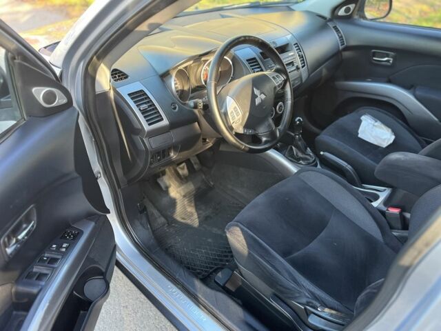 Серый Мицубиси Аутлендер, объемом двигателя 2 л и пробегом 255 тыс. км за 3935 $, фото 4 на Automoto.ua