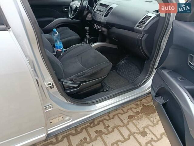 Серый Мицубиси Аутлендер, объемом двигателя 2 л и пробегом 332 тыс. км за 7650 $, фото 14 на Automoto.ua