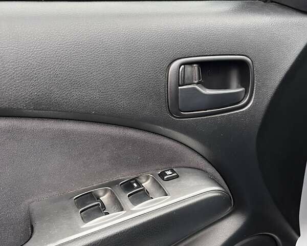 Сірий Міцубісі Аутлендер, об'ємом двигуна 2 л та пробігом 332 тис. км за 6200 $, фото 5 на Automoto.ua