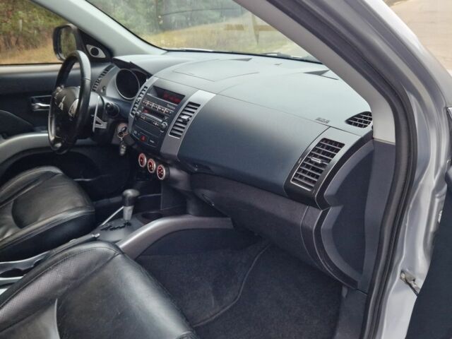 Серый Мицубиси Аутлендер, объемом двигателя 3 л и пробегом 197 тыс. км за 9500 $, фото 12 на Automoto.ua