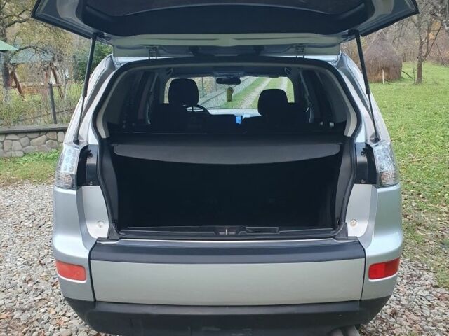 Серый Мицубиси Аутлендер, объемом двигателя 2 л и пробегом 320 тыс. км за 7500 $, фото 20 на Automoto.ua