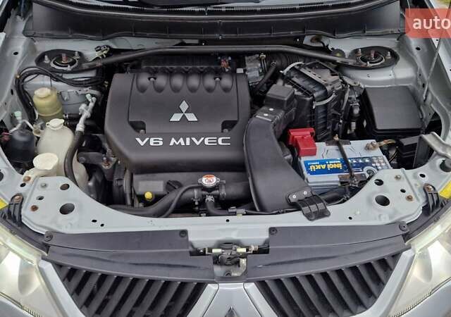 Серый Мицубиси Аутлендер, объемом двигателя 3 л и пробегом 197 тыс. км за 9500 $, фото 31 на Automoto.ua