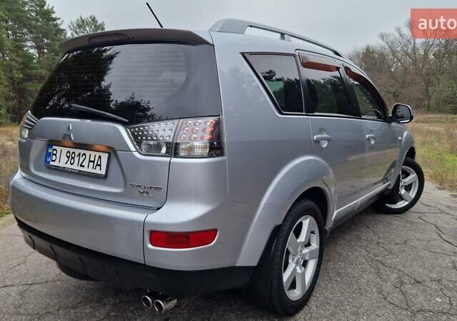 Серый Мицубиси Аутлендер, объемом двигателя 3 л и пробегом 197 тыс. км за 9500 $, фото 4 на Automoto.ua