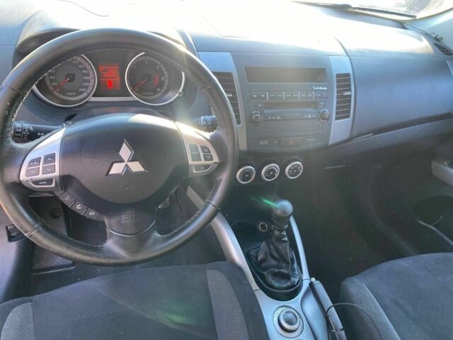 Сірий Міцубісі Аутлендер, об'ємом двигуна 2 л та пробігом 410 тис. км за 4600 $, фото 7 на Automoto.ua