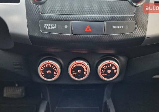 Серый Мицубиси Аутлендер, объемом двигателя 3 л и пробегом 197 тыс. км за 9500 $, фото 26 на Automoto.ua