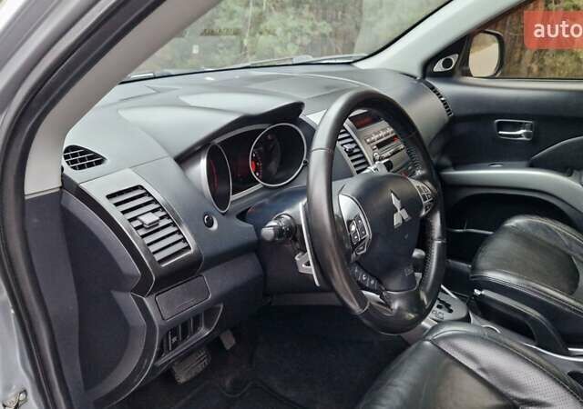 Серый Мицубиси Аутлендер, объемом двигателя 3 л и пробегом 197 тыс. км за 9500 $, фото 10 на Automoto.ua