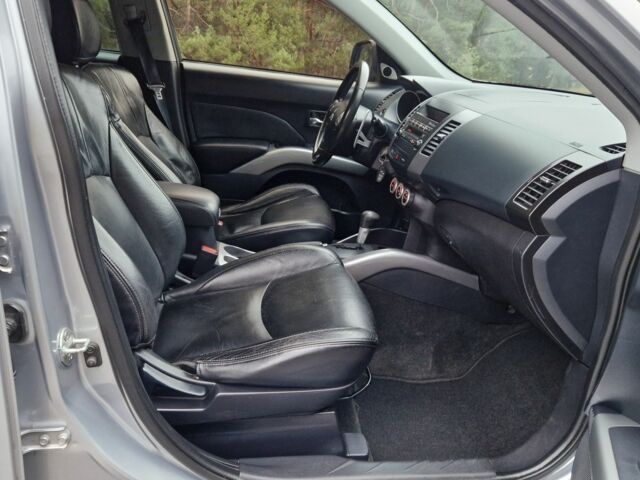 Серый Мицубиси Аутлендер, объемом двигателя 3 л и пробегом 197 тыс. км за 9500 $, фото 13 на Automoto.ua