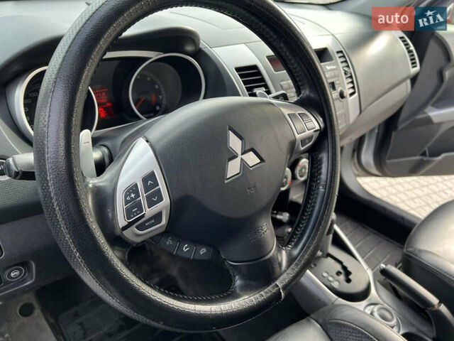 Серый Мицубиси Аутлендер, объемом двигателя 3 л и пробегом 277 тыс. км за 7999 $, фото 19 на Automoto.ua