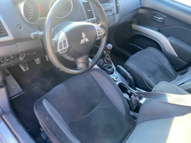 Серый Мицубиси Аутлендер, объемом двигателя 2 л и пробегом 400 тыс. км за 4700 $, фото 7 на Automoto.ua