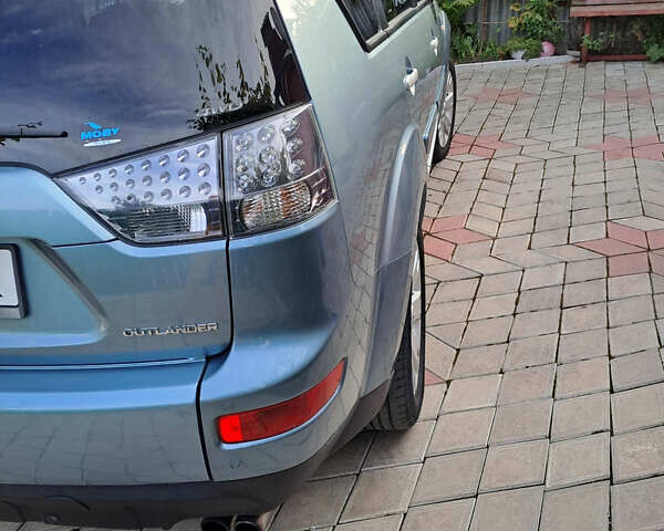 Серый Мицубиси Аутлендер, объемом двигателя 2 л и пробегом 230 тыс. км за 9500 $, фото 2 на Automoto.ua