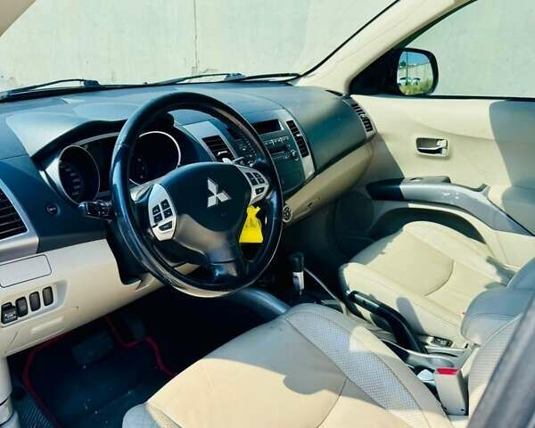 Серый Мицубиси Аутлендер, объемом двигателя 3 л и пробегом 188 тыс. км за 10000 $, фото 20 на Automoto.ua