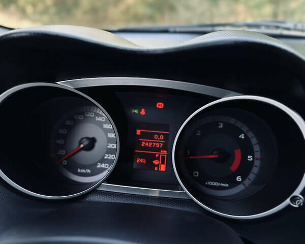 Сірий Міцубісі Аутлендер, об'ємом двигуна 2 л та пробігом 243 тис. км за 8600 $, фото 5 на Automoto.ua