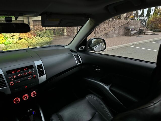 Серый Мицубиси Аутлендер, объемом двигателя 3 л и пробегом 129 тыс. км за 10500 $, фото 14 на Automoto.ua