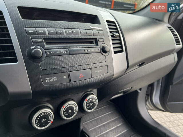 Серый Мицубиси Аутлендер, объемом двигателя 3 л и пробегом 277 тыс. км за 7999 $, фото 20 на Automoto.ua