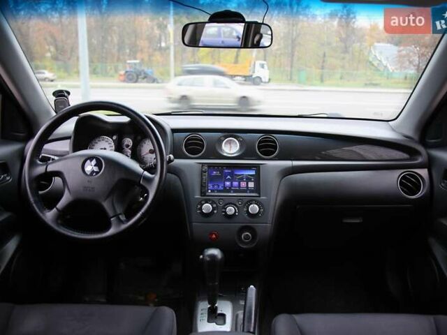 Серый Мицубиси Аутлендер, объемом двигателя 0 л и пробегом 240 тыс. км за 7200 $, фото 11 на Automoto.ua
