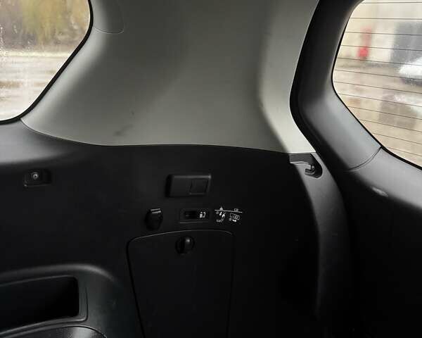 Серый Мицубиси Аутлендер, объемом двигателя 2 л и пробегом 260 тыс. км за 8400 $, фото 17 на Automoto.ua