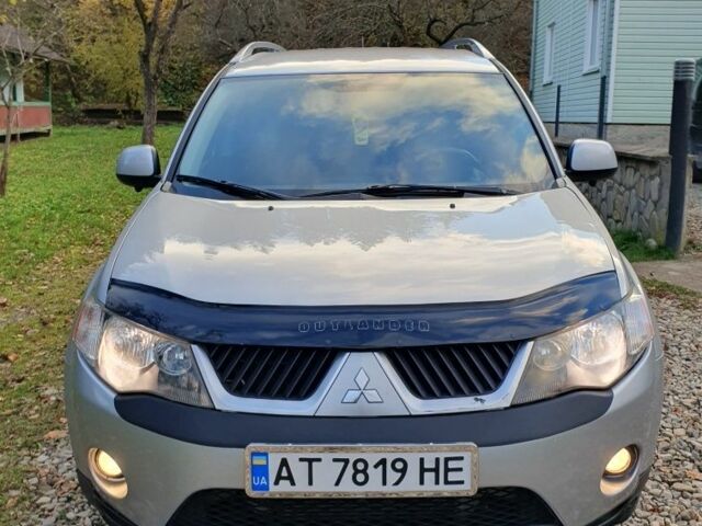 Серый Мицубиси Аутлендер, объемом двигателя 2 л и пробегом 320 тыс. км за 7500 $, фото 1 на Automoto.ua