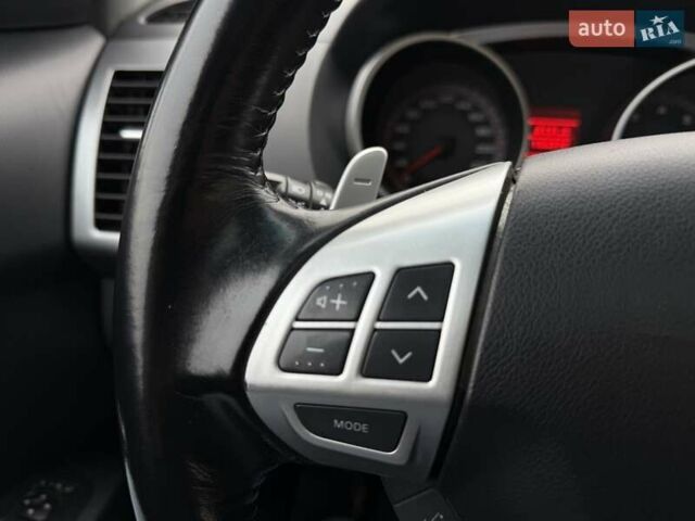 Сірий Міцубісі Аутлендер, об'ємом двигуна 3 л та пробігом 195 тис. км за 9999 $, фото 25 на Automoto.ua