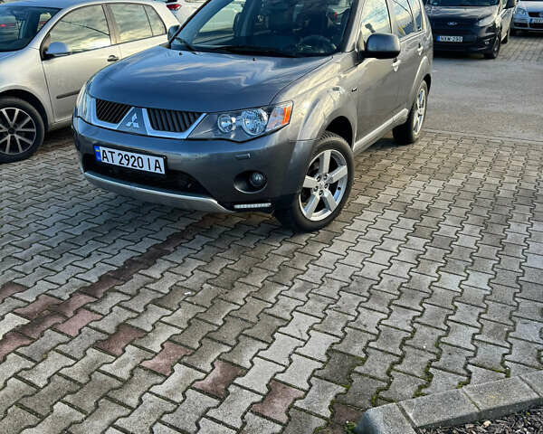 Серый Мицубиси Аутлендер, объемом двигателя 1.97 л и пробегом 260 тыс. км за 10900 $, фото 1 на Automoto.ua