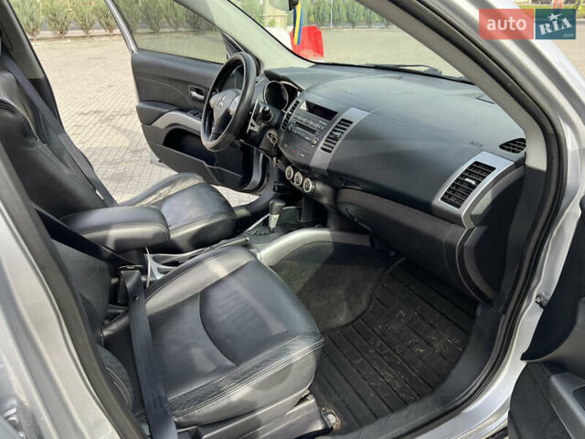 Серый Мицубиси Аутлендер, объемом двигателя 3 л и пробегом 277 тыс. км за 7999 $, фото 13 на Automoto.ua