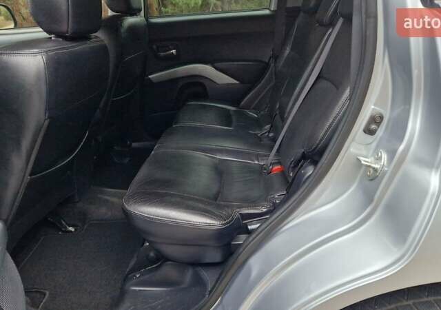 Серый Мицубиси Аутлендер, объемом двигателя 3 л и пробегом 197 тыс. км за 9500 $, фото 15 на Automoto.ua