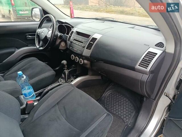 Серый Мицубиси Аутлендер, объемом двигателя 2 л и пробегом 332 тыс. км за 7650 $, фото 16 на Automoto.ua