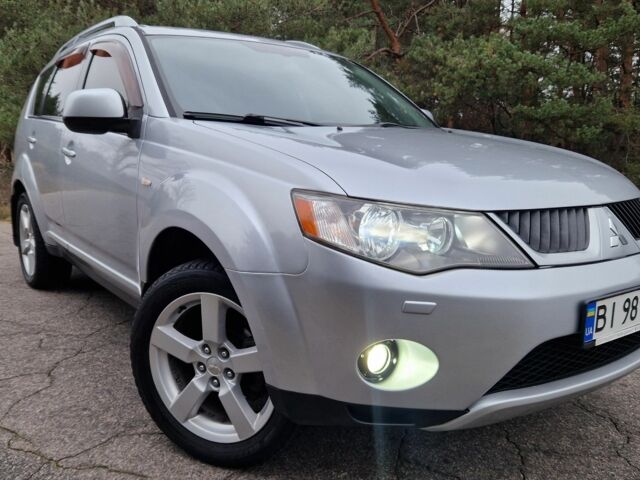 Серый Мицубиси Аутлендер, объемом двигателя 3 л и пробегом 197 тыс. км за 9500 $, фото 2 на Automoto.ua
