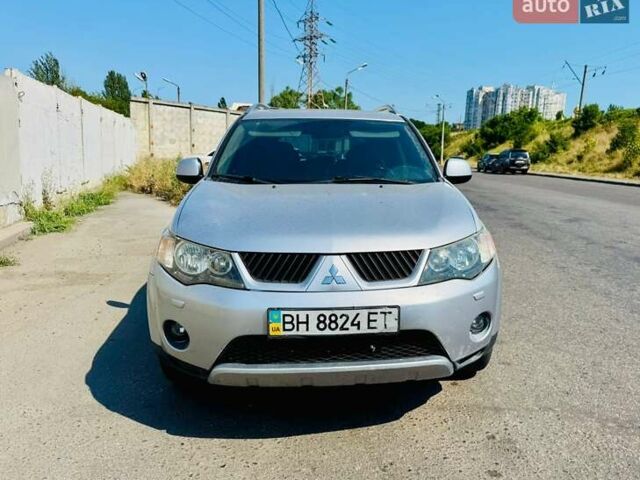 Серый Мицубиси Аутлендер, объемом двигателя 3 л и пробегом 188 тыс. км за 10000 $, фото 1 на Automoto.ua