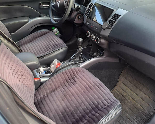 Серый Мицубиси Аутлендер, объемом двигателя 2 л и пробегом 230 тыс. км за 9500 $, фото 5 на Automoto.ua