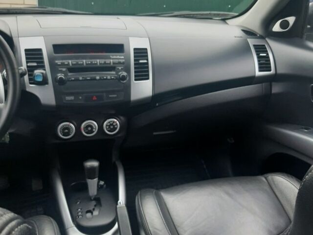 Серый Мицубиси Аутлендер, объемом двигателя 3 л и пробегом 183 тыс. км за 9200 $, фото 7 на Automoto.ua