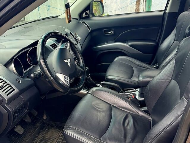 Сірий Міцубісі Аутлендер, об'ємом двигуна 2 л та пробігом 315 тис. км за 7999 $, фото 3 на Automoto.ua