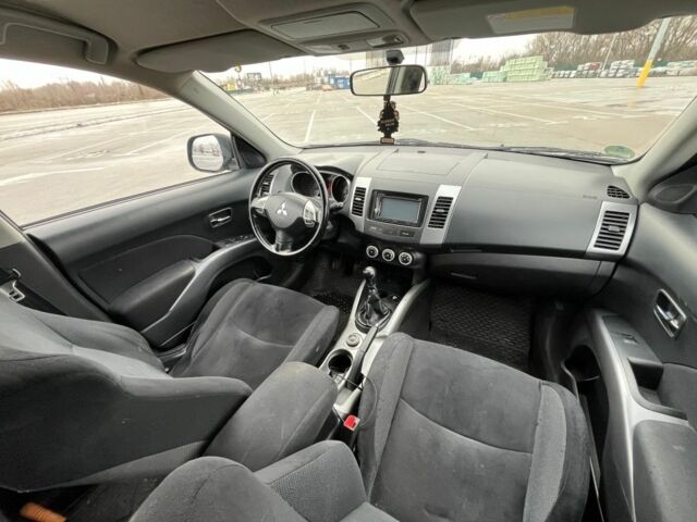 Серый Мицубиси Аутлендер, объемом двигателя 2 л и пробегом 235 тыс. км за 4800 $, фото 15 на Automoto.ua