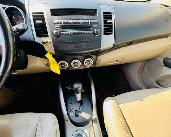 Серый Мицубиси Аутлендер, объемом двигателя 3 л и пробегом 188 тыс. км за 10000 $, фото 23 на Automoto.ua