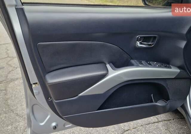 Серый Мицубиси Аутлендер, объемом двигателя 3 л и пробегом 197 тыс. км за 9500 $, фото 3 на Automoto.ua