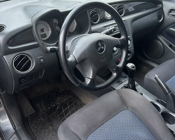 Серый Мицубиси Аутлендер, объемом двигателя 2 л и пробегом 200 тыс. км за 5900 $, фото 3 на Automoto.ua