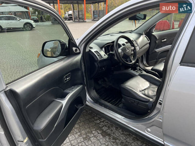 Серый Мицубиси Аутлендер, объемом двигателя 3 л и пробегом 277 тыс. км за 7999 $, фото 12 на Automoto.ua