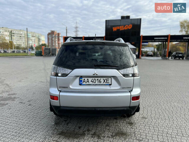 Серый Мицубиси Аутлендер, объемом двигателя 3 л и пробегом 277 тыс. км за 7999 $, фото 3 на Automoto.ua
