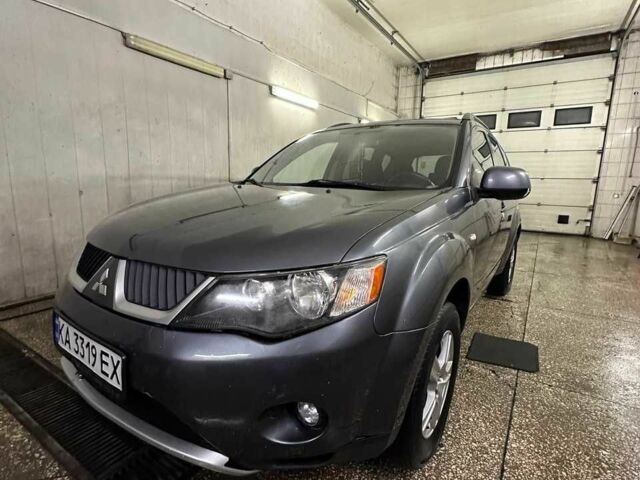 Серый Мицубиси Аутлендер, объемом двигателя 2.4 л и пробегом 190 тыс. км за 8000 $, фото 1 на Automoto.ua