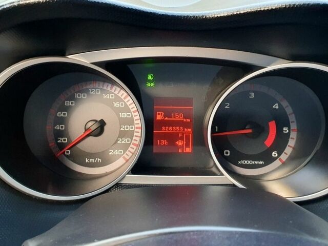 Серый Мицубиси Аутлендер, объемом двигателя 2 л и пробегом 320 тыс. км за 7500 $, фото 22 на Automoto.ua