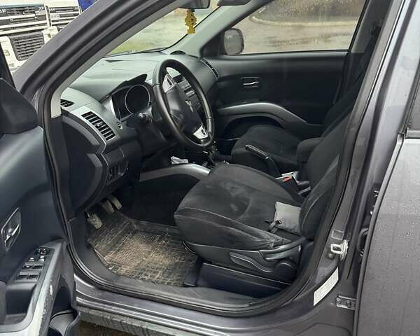 Серый Мицубиси Аутлендер, объемом двигателя 2 л и пробегом 260 тыс. км за 8400 $, фото 14 на Automoto.ua