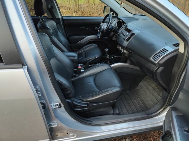 Сірий Міцубісі Аутлендер, об'ємом двигуна 0 л та пробігом 320 тис. км за 4049 $, фото 12 на Automoto.ua