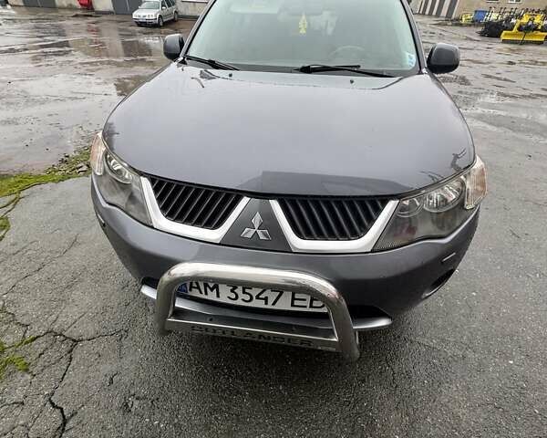 Серый Мицубиси Аутлендер, объемом двигателя 2 л и пробегом 260 тыс. км за 8400 $, фото 2 на Automoto.ua