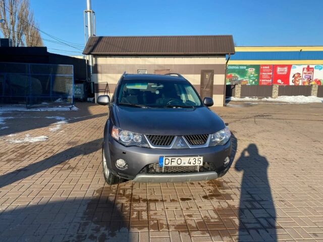 Серый Мицубиси Аутлендер, объемом двигателя 2 л и пробегом 400 тыс. км за 4700 $, фото 1 на Automoto.ua