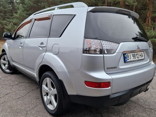 Серый Мицубиси Аутлендер, объемом двигателя 3 л и пробегом 197 тыс. км за 9500 $, фото 3 на Automoto.ua