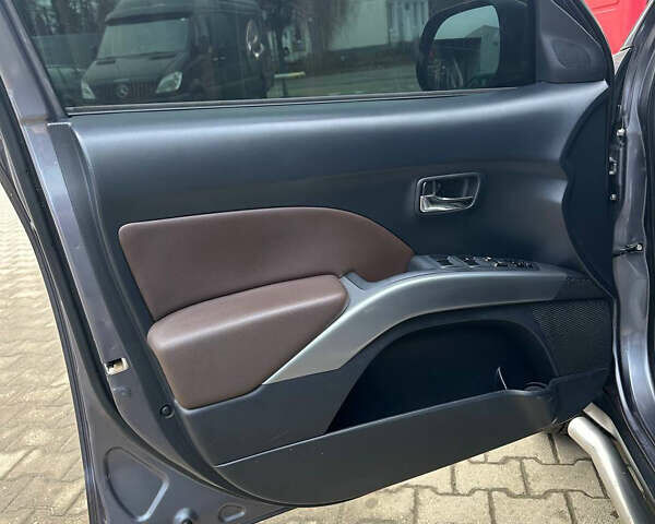 Сірий Міцубісі Аутлендер, об'ємом двигуна 2.36 л та пробігом 380 тис. км за 10000 $, фото 7 на Automoto.ua