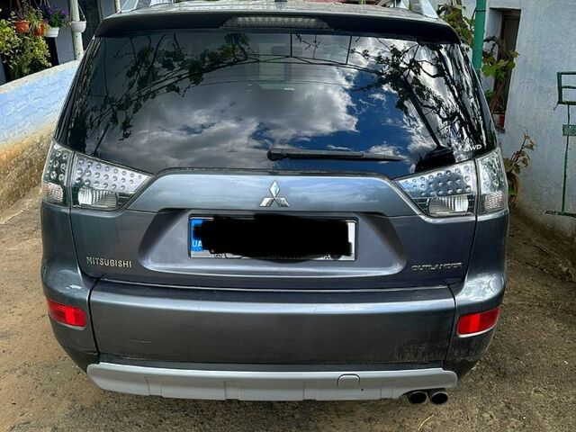 Сірий Міцубісі Аутлендер, об'ємом двигуна 2 л та пробігом 315 тис. км за 7999 $, фото 2 на Automoto.ua