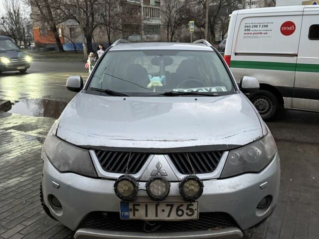Серый Мицубиси Аутлендер, объемом двигателя 2 л и пробегом 254 тыс. км за 4000 $, фото 3 на Automoto.ua