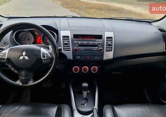 Серый Мицубиси Аутлендер, объемом двигателя 3 л и пробегом 197 тыс. км за 9500 $, фото 22 на Automoto.ua